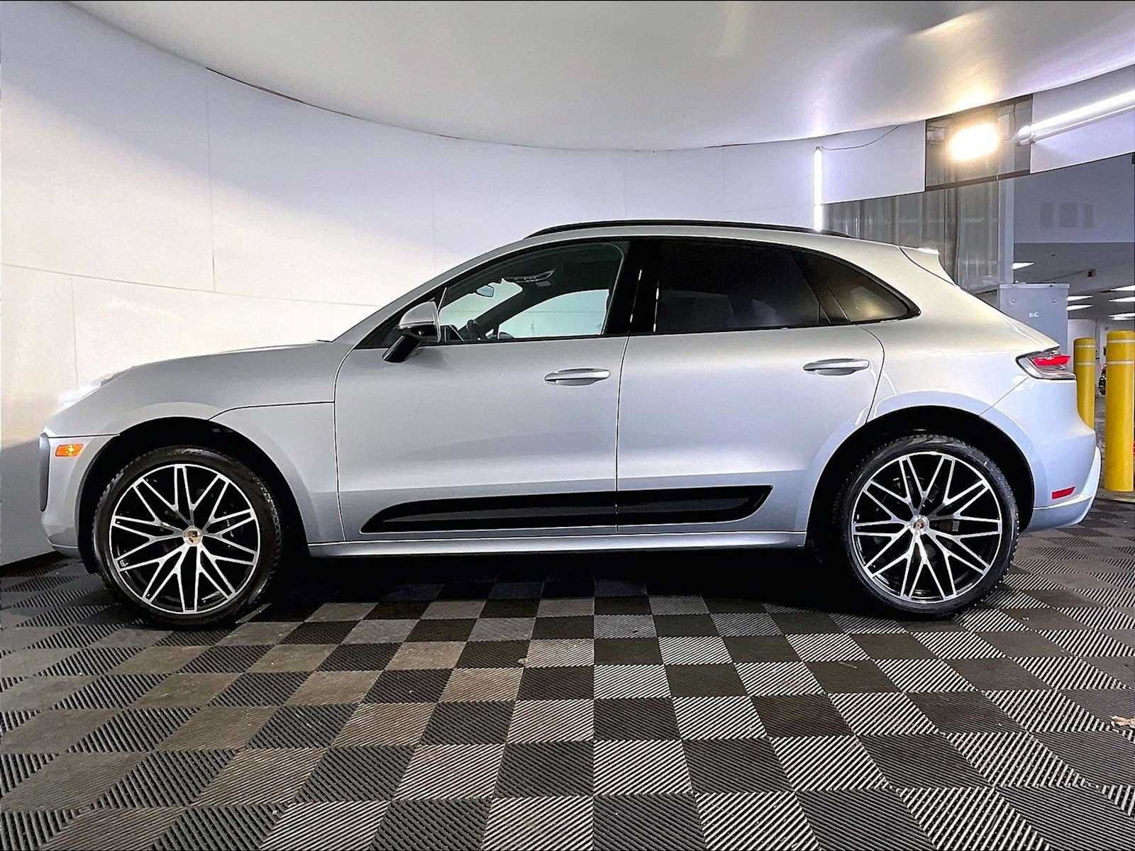Certified 2023 Porsche Macan AWD/4WD image 2