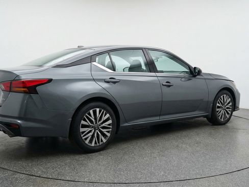 Used 2025 Nissan Altima 2.5 SV image 9