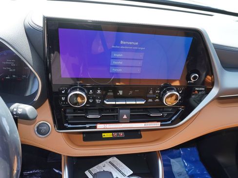 New 2026 Toyota Highlander Platinum image 13