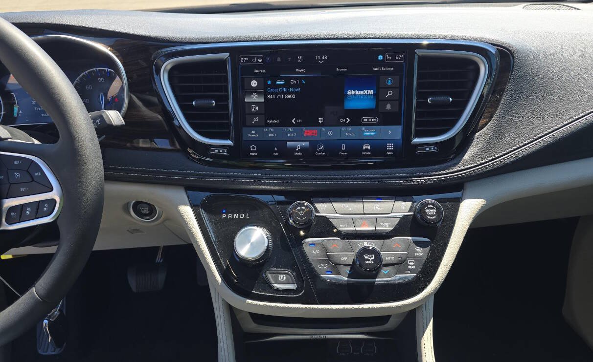 Used 2024 Chrysler Pacifica Limited FWD image 15