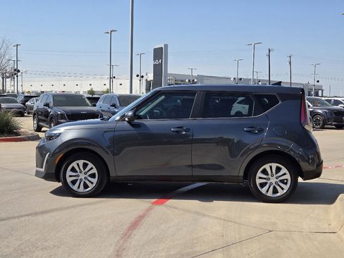 Used 2023 Kia Soul LX image 12