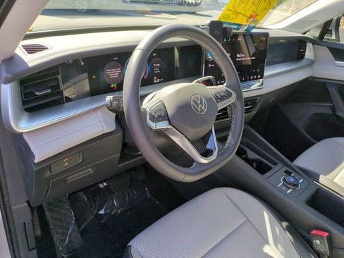 Used 2025 Volkswagen Tiguan SE AWD/4WD image 15