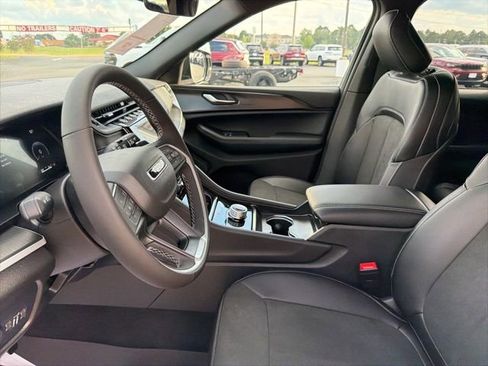 New 2025 Jeep Grand Cherokee Altitude image 9