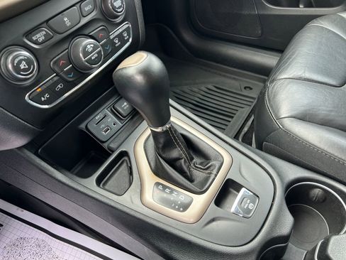 Used 2018 Jeep Cherokee Limited FWD image 23