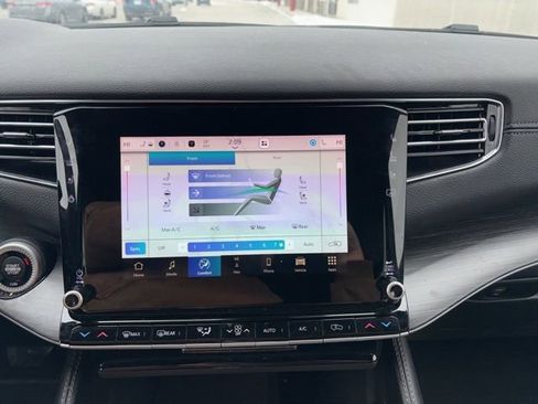 Used 2023 Jeep Wagoneer L Series II w/ Premium Group I image 14