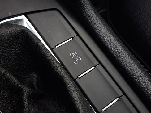 Certified 2022 Volkswagen Taos SE w/ Panoramic Sunroof Package image 27