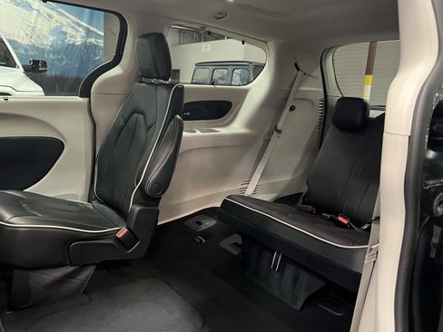 Used 2023 Chrysler Pacifica Limited FWD image 14