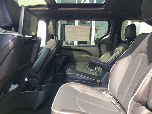 New 2023 Chrysler Pacifica Limited w/ Uconnect Theater Family Group image 37