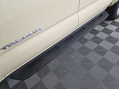 Used 2018 Toyota Tacoma Limited image 9