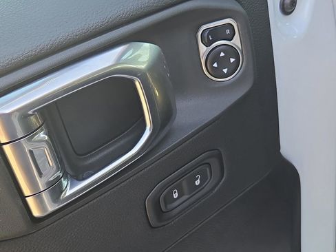 Used 2025 Jeep Wrangler Unlimited Rubicon w/ Technology Group image 16