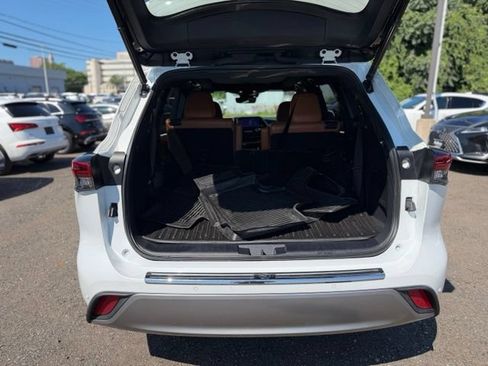 Used 2023 Toyota Highlander Platinum AWD/4WD image 11