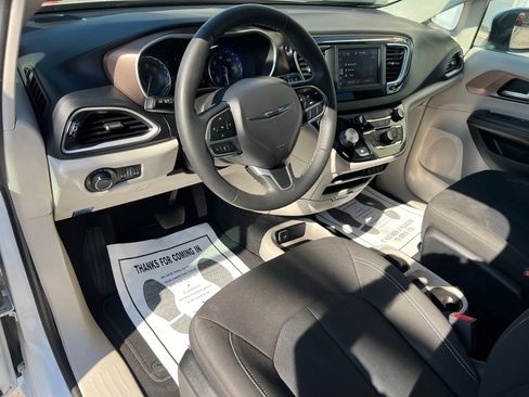 Used 2022 Chrysler Voyager LX image 12