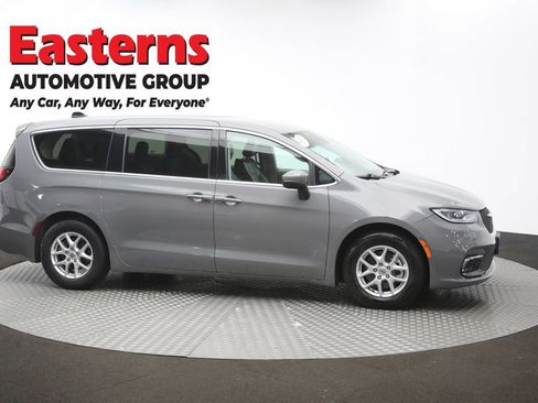 Used 2023 Chrysler Pacifica Touring-L FWD image 47