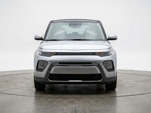 Used 2025 Kia Soul LX w/ LX Technology Package FWD image 2