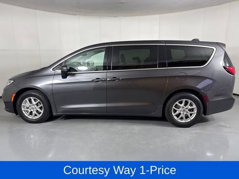 Used 2023 Chrysler Pacifica Touring-L FWD image 6