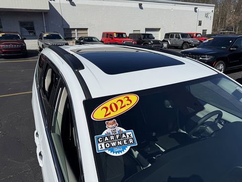 Used 2023 Chrysler Pacifica Limited w/ Uconnect Theater Family Group image 7