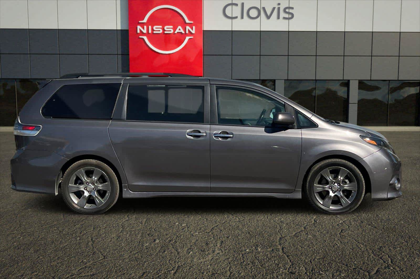 Used 2015 Toyota Sienna SE w/ SE Preferred Package FWD image 9