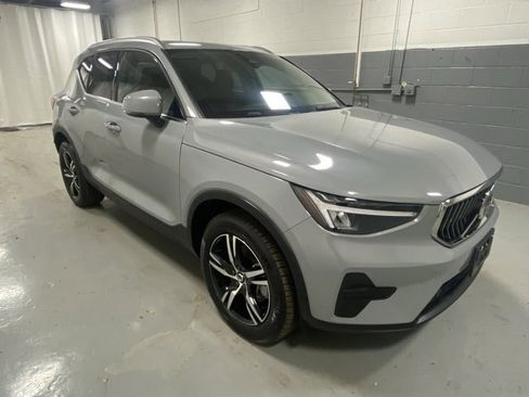Used 2025 Volvo XC40 B5 Core image 4