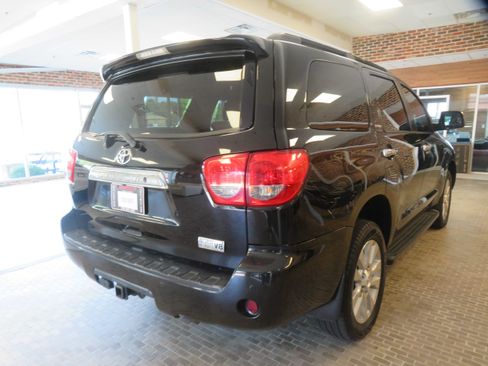 Used 2017 Toyota Sequoia Platinum RWD image 4