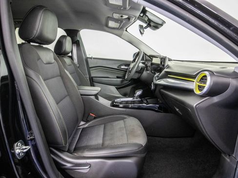 Used 2025 Chevrolet Trax LT FWD image 9