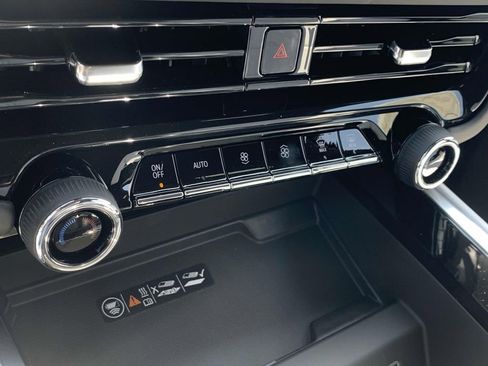 New 2025 Chevrolet Suburban Premier image 24