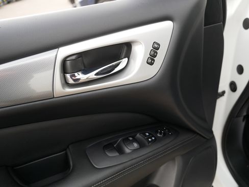 Used 2017 Nissan Pathfinder SL w/ Trailer Tow Package AWD/4WD image 19