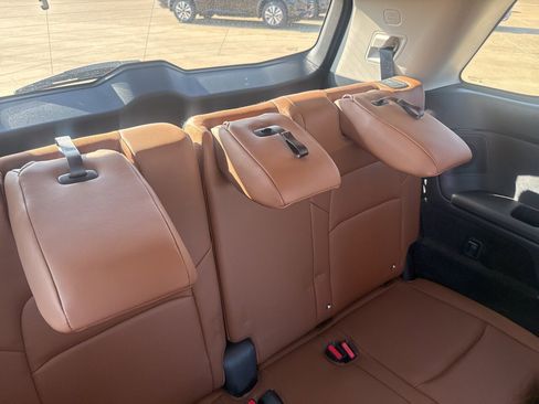 Used 2025 Nissan Pathfinder Platinum image 35