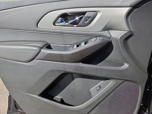 Used 2022 Chevrolet Traverse LT FWD image 15