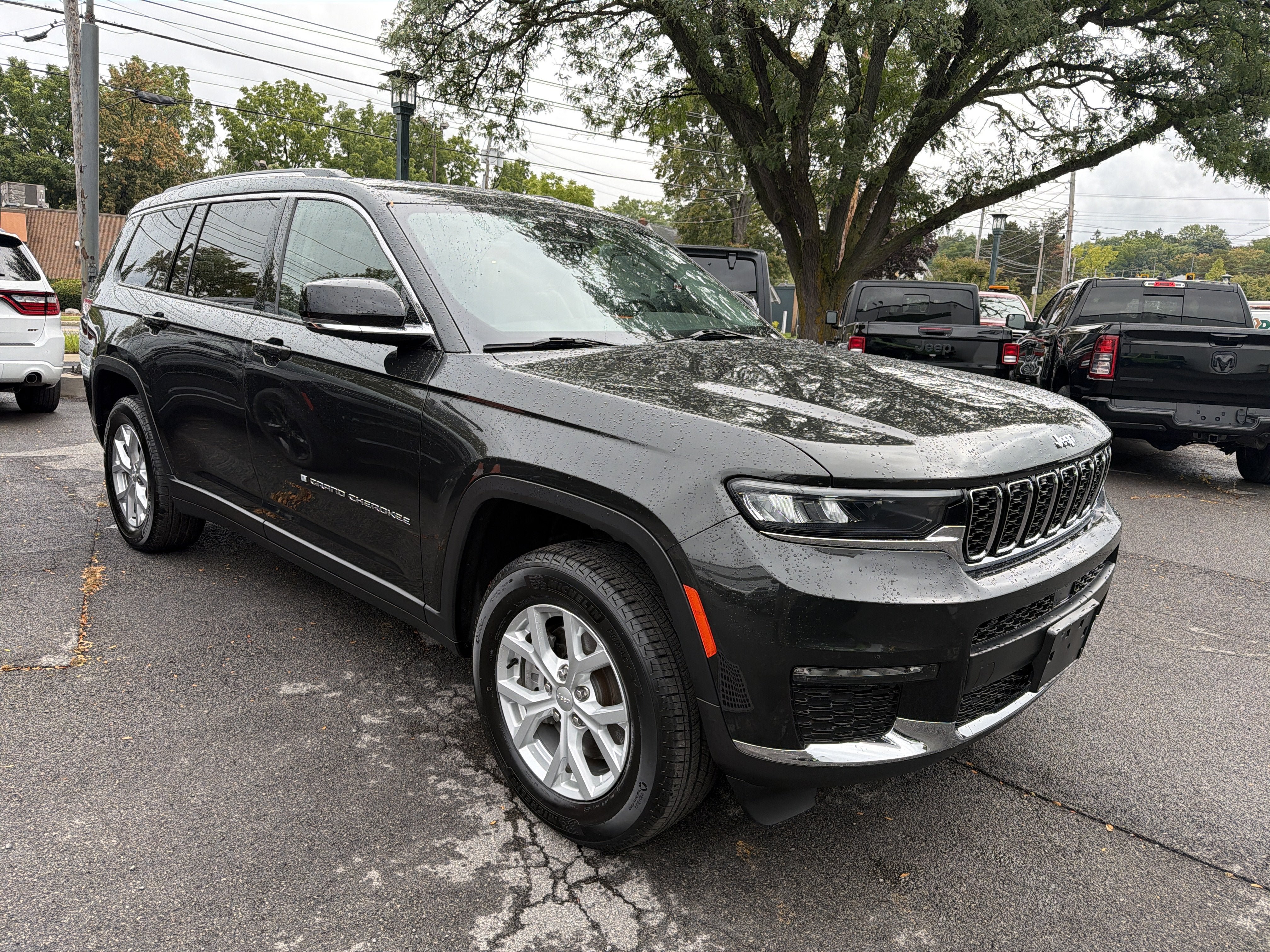 Used 2023 Jeep Grand Cherokee L Limited AWD/4WD image 2