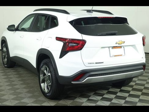 Used 2025 Chevrolet Trax LT w/ LT Convenience Package FWD image 13