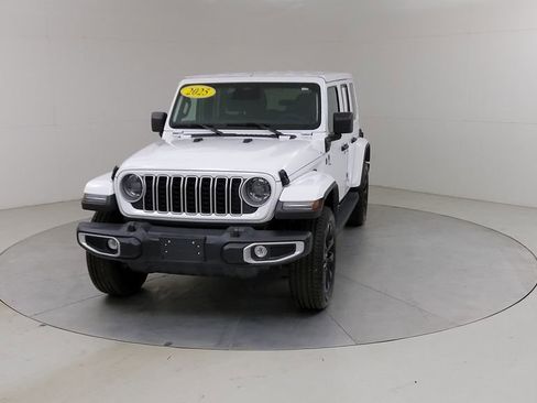 Used 2025 Jeep Wrangler Unlimited Sahara AWD/4WD image 8