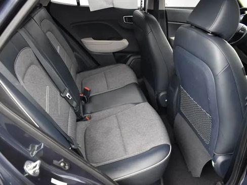 Used 2023 Hyundai Venue Limited FWD image 17