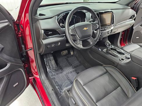 Used 2023 Chevrolet Traverse Premier image 37