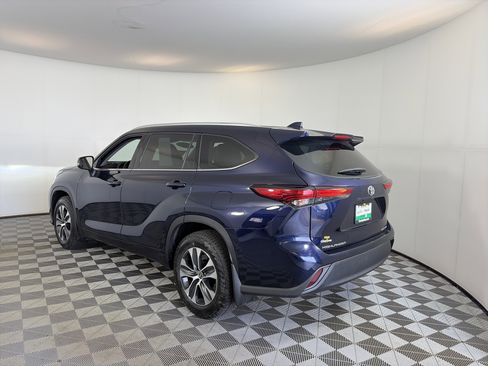Used 2022 Toyota Highlander XLE AWD/4WD image 9