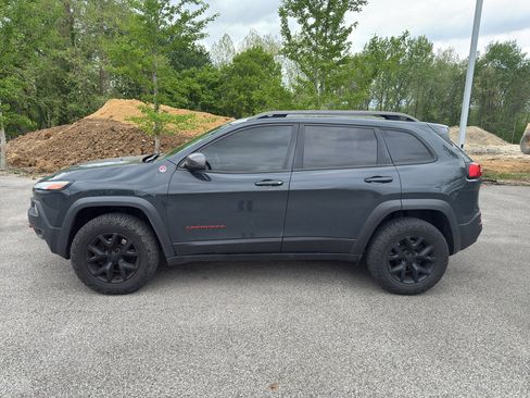 Used 2018 Jeep Cherokee Trailhawk w/ Comfort/Convenience Group AWD/4WD image 2