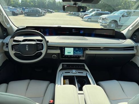 New 2026 Lincoln Navigator Premiere AWD/4WD image 16