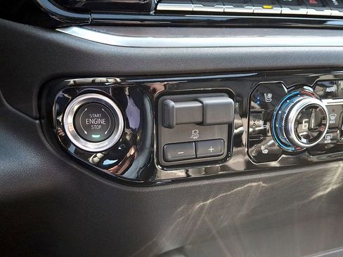 New 2026 GMC Sierra 1500 SLT AWD/4WD image 17