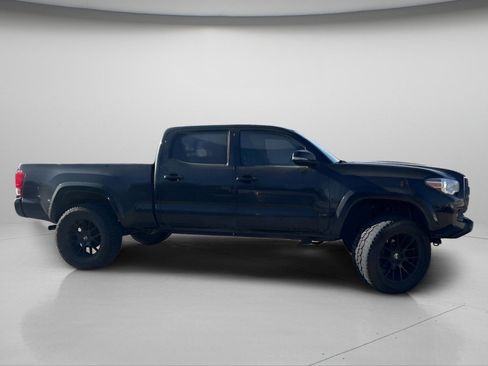 Used 2017 Toyota Tacoma TRD Sport image 4