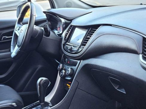 Used 2020 Chevrolet Trax LT w/ LT Convenience Package image 12