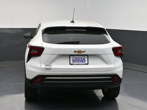 Used 2024 Chevrolet Trax LS w/ LS Convenience Package FWD image 6