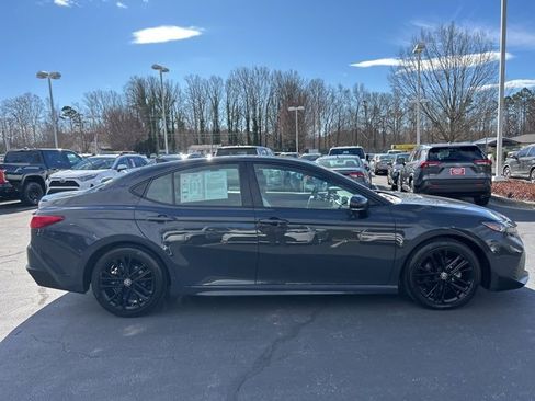 Used 2025 Toyota Camry SE image 4