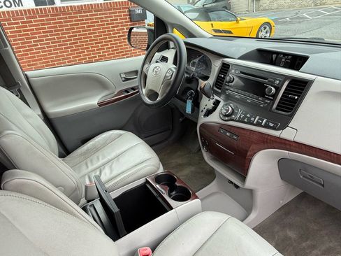 Used 2014 Toyota Sienna XLE image 23