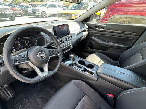 Used 2025 Nissan Altima 2.5 SV FWD image 4