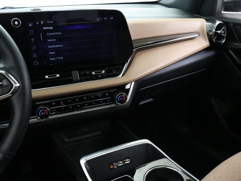 Used 2025 Chevrolet Equinox ACTIV w/ Safety and Technology Package image 17