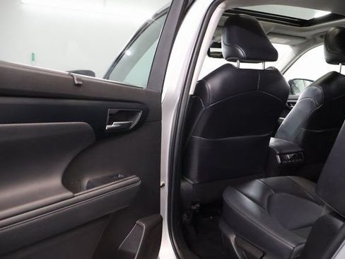 Used 2022 Toyota Highlander XLE AWD/4WD image 29