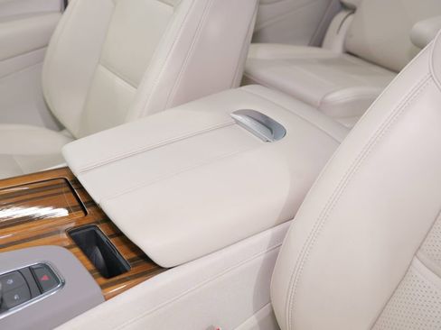 Used 2024 Cadillac Escalade Sport Platinum w/ LPO, ONYX Package image 32