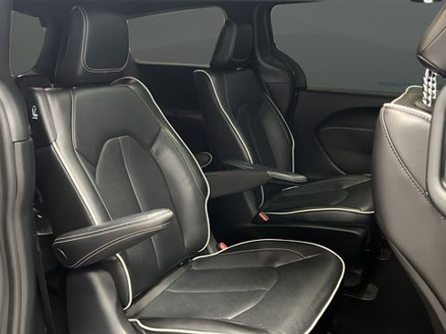 Used 2023 Chrysler Pacifica Limited w/ S Appearance Package FWD image 26