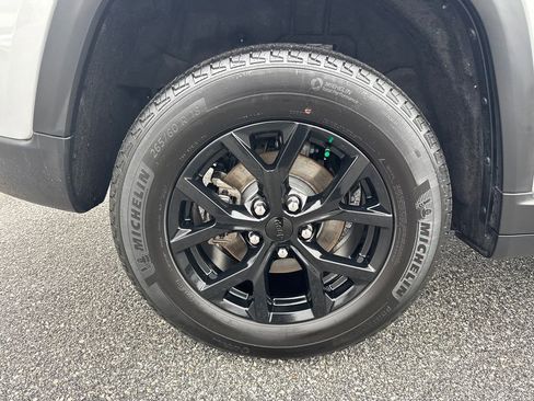 Used 2024 Jeep Grand Cherokee Altitude image 17