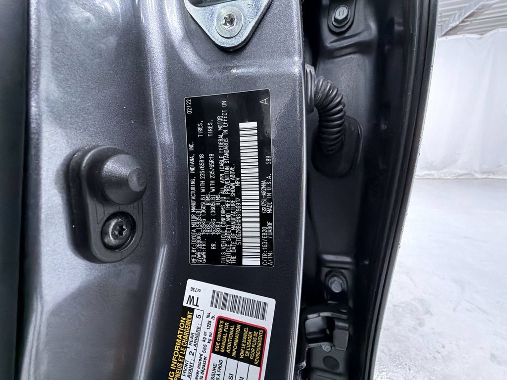 Used 2022 Toyota Highlander XLE AWD/4WD image 28