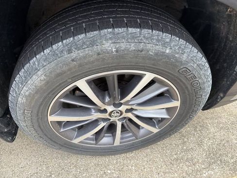 Used 2019 Toyota Highlander XLE AWD/4WD image 10